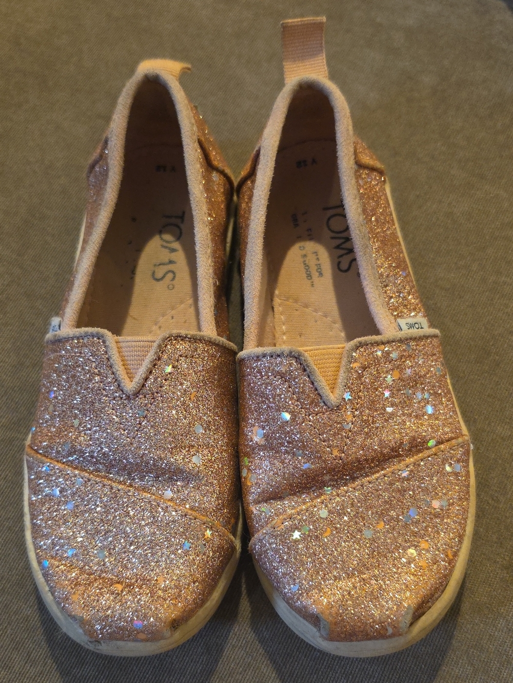 Toms Kids Glitter Slip-On Moccasins in Rose Gold